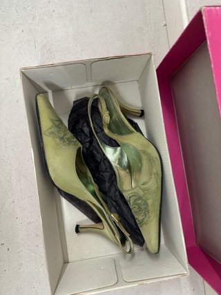 Zapatos de tacón verdes con pedrería