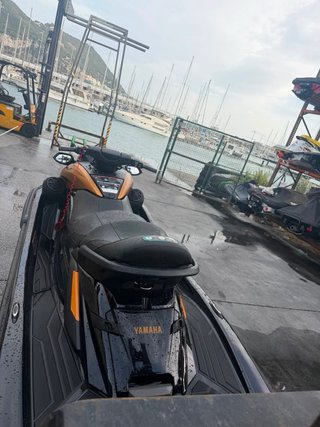Moto de agua Yamaha 2024 Negra/Naranja