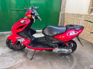 Yamaha Aerox Scooter Roja y Negra