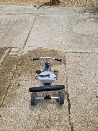 Triciclo Ranger con pedales y cinturón