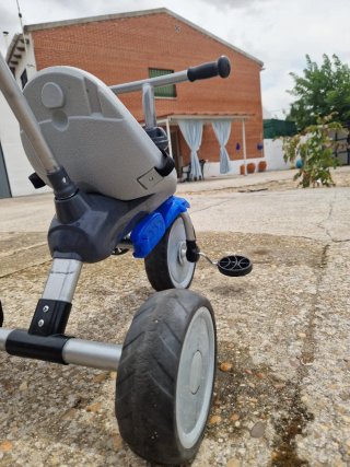Triciclo Ranger con pedales y cinturón