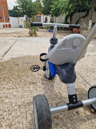 Triciclo Ranger con pedales y cinturón