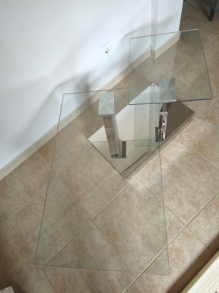 Mesa de salón de cristal y metal