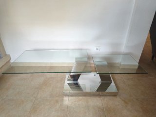 Mesa de salón de cristal y metal