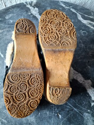 Zuecos UGG charol negro T39