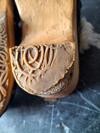 Zuecos UGG charol negro T39