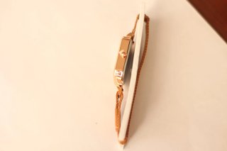 Reloj de pulsera dorado y rosa