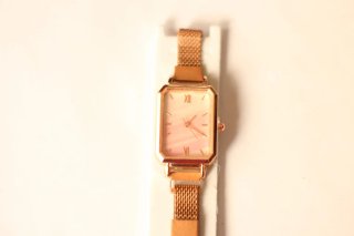 Reloj de pulsera dorado y rosa