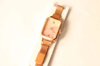 Reloj de pulsera dorado y rosa