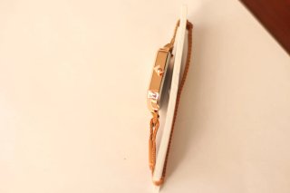 Reloj de pulsera dorado y rosa