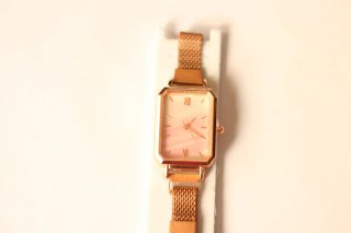 Reloj de pulsera dorado y rosa