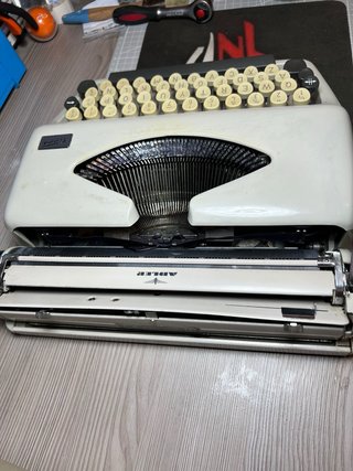 Máquina de escribir Adler Tipa