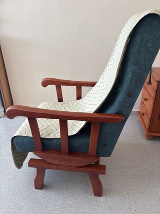 Sillónes balancín de madera maciza y tela.