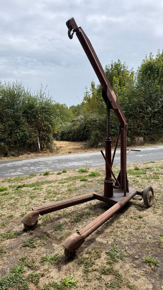 Grúa para motores con ruedas