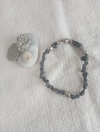 Pulsera de cordón gris con abalorios