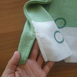 Maglione verde con inserti bianchi