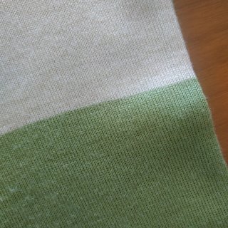 Maglione verde con inserti bianchi