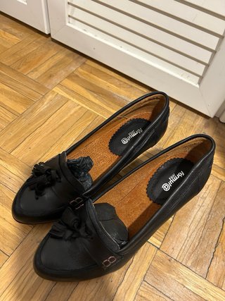 Tacones negros con detalle de lazo
