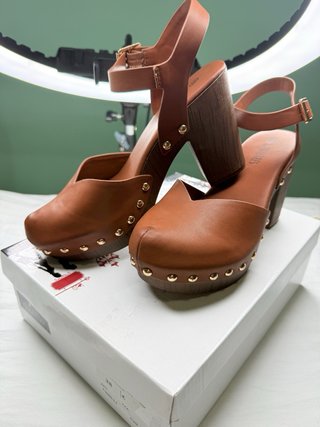 Zapatos tacón madera tachuelas marrones 38 nuevos