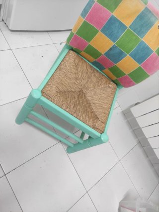 Sillita infantil verde con cojín estampado