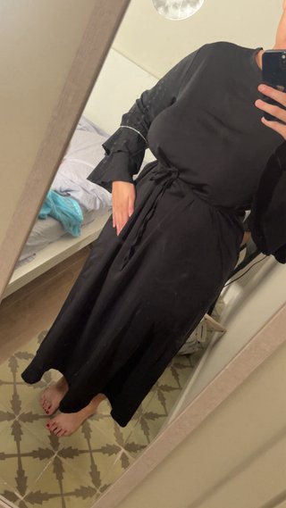 Vestido negro manga acampanada