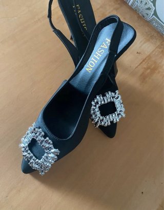 Tacones negros con pedrería