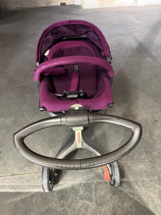 Carrito de bebé color morado