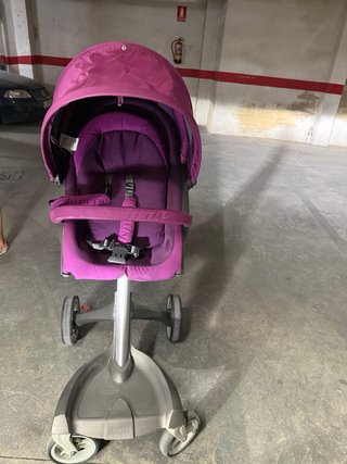 Carrito de bebé color morado