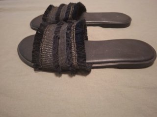 Chanclas negras con flecos y pedrería