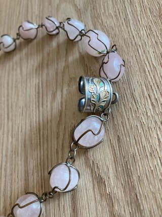 Collar de gemas rosas