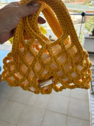 Bolso de mano Guess amarillo