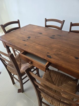 Mesa de comedor de madera con 6 sillas