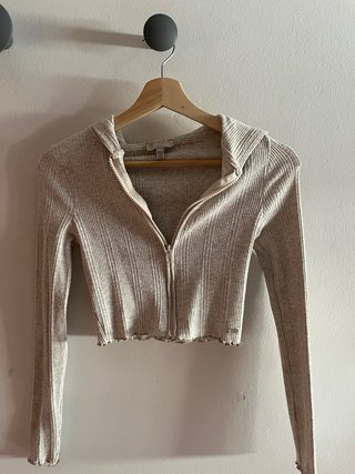 Sudadera beige con capucha y cremallera