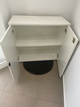 Armario bajo blanco con puertas y cerradura