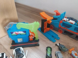 Lote Hot Wheels: Camión, Pistas y Coches