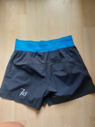Pantalón corto Hoka negro y azul
