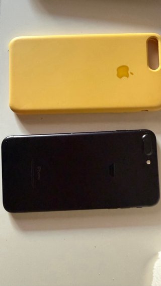 iPhone 7 Plus Negro con Funda Amarilla