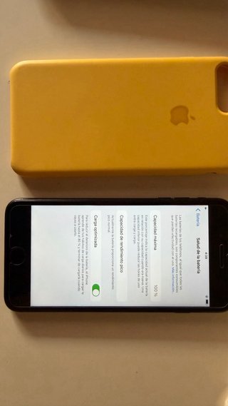 iPhone 7 Plus Negro con Funda Amarilla