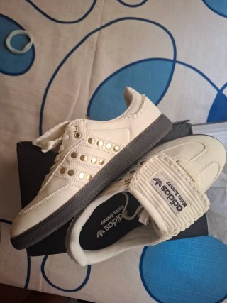 Zapatillas Adidas Blancas y Doradas