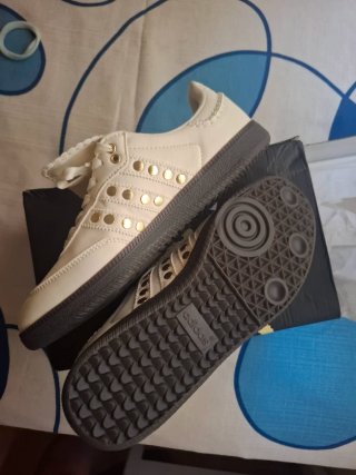 Zapatillas Adidas Blancas y Doradas