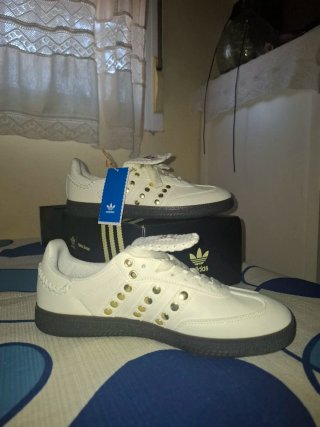 Zapatillas Adidas Blancas y Doradas