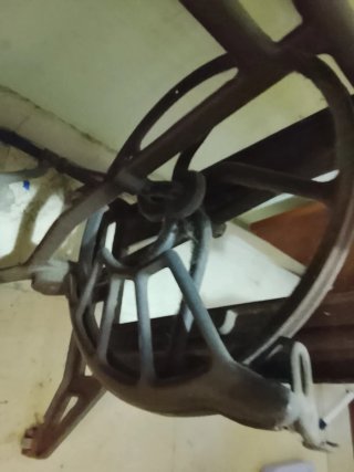 Máquina de coser antigua con tapa