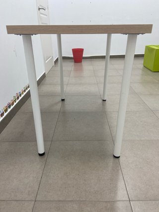 Mesa de escritorio Ikea madera y metal (silla no)