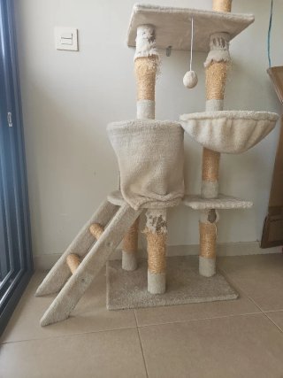 Castillo para gatos beige