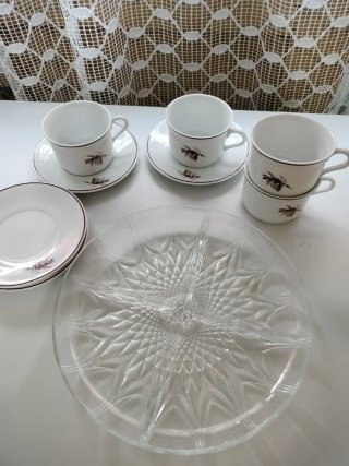 Juego 4 tazas y plato aperitivos