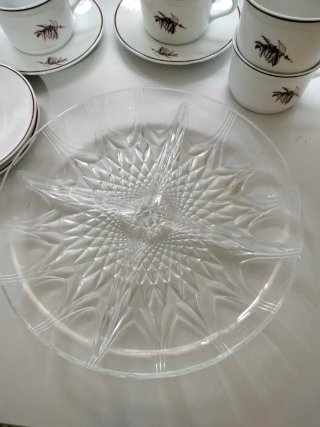 Juego 4 tazas y plato aperitivos