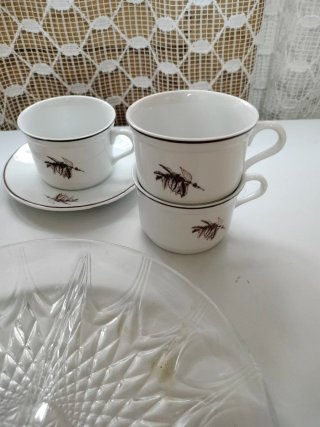 Juego 4 tazas y plato aperitivos