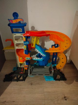 Pista Hot Wheels . Mordisco del Tiburón