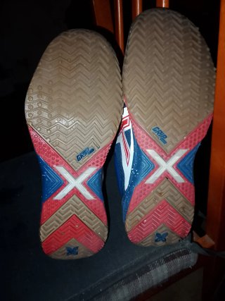Zapatillas deportivas blancas y azules