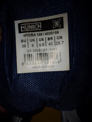 Zapatillas deportivas blancas y azules
